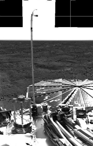 In this picture you can see the mast on which are installed temperature sensors. At the top, the device is designed to estimate the wind direction. (Credit: NASA / JPL-Caltech / U. Of Arizona) 