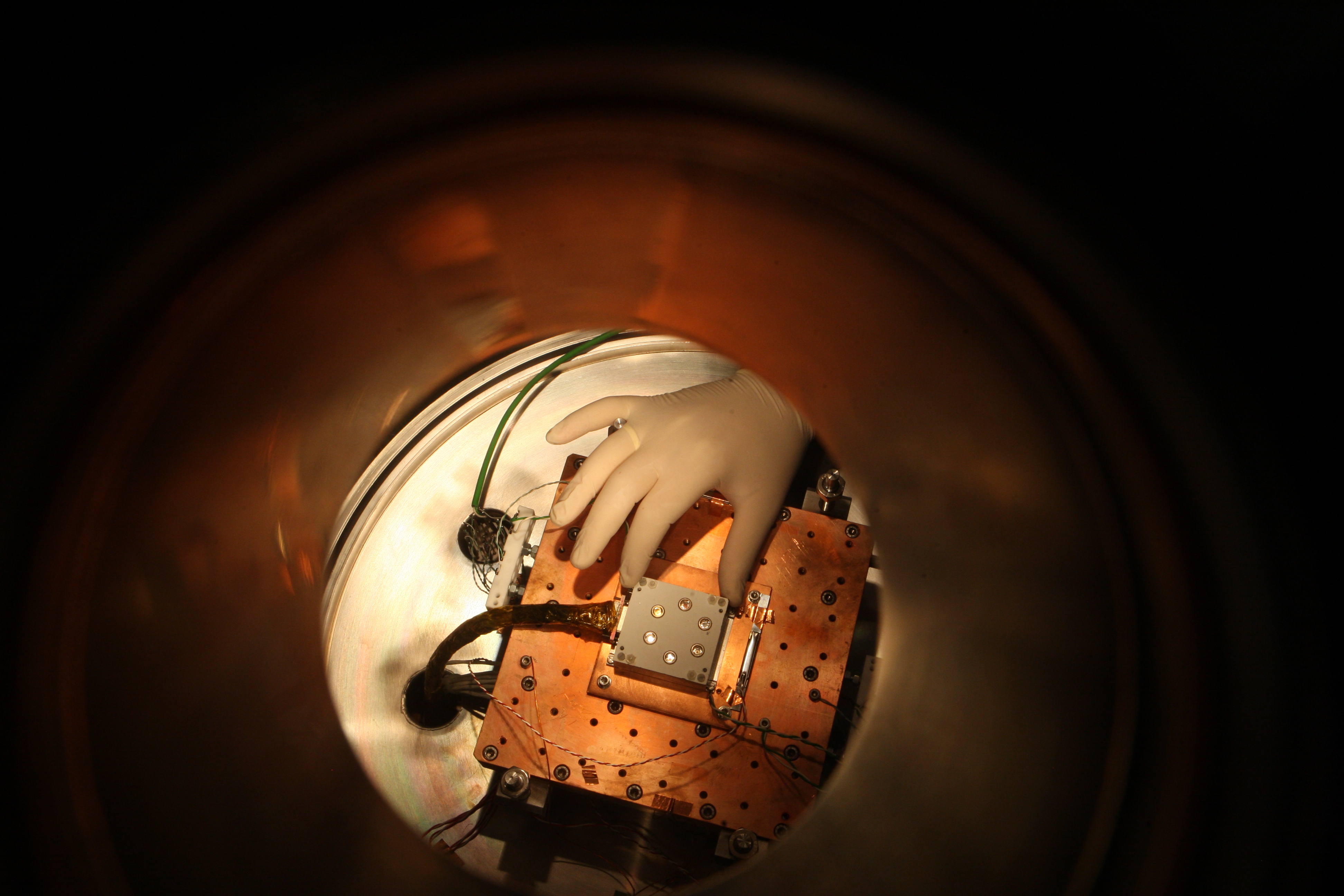 Modelo de ingeniería del Sensor UV en el interior de la Cámara de Simulación de Marte