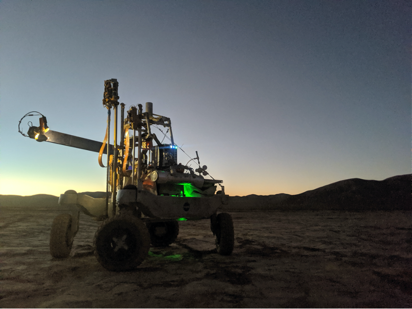 Rover ARADS_2019 con la instrumentación de IceBreaker durante las operaciones en el Desierto de Atacama.