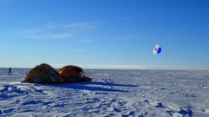 Trineo de Viento (WindSled) propulsado por el viento en la Meseta Antártica