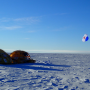 Trineo de Viento (WindSled) propulsado por el viento en la Meseta Antártica